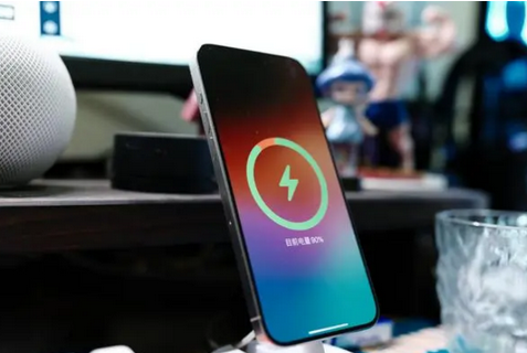 龙州苹果15换屏服务分享用什么充电器给iPhone15充电更好 